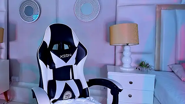 Snapshot of AdaraaMuller chatting on 27, 11, 2025 AdaraaMuller online show from 27, 11, 2025