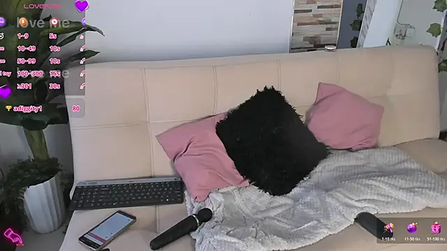 Snapshot of Evelyn_R_ chatting on 9, 6, 2026 Evelyn R online show from 9, 6, 2026