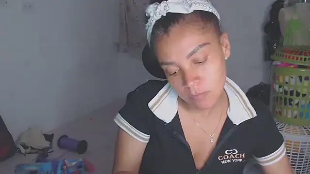shayna cute online show from 17, 5, 2026
