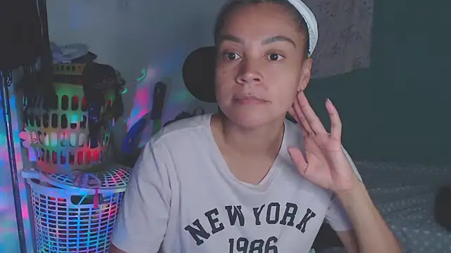 shayna cute online show from 1, 7, 2026
