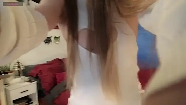 ScarletKitsunyaa online show from 18, 3, 2026