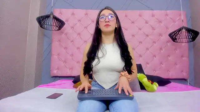 Mia Horney online show from 2, 12, 2025