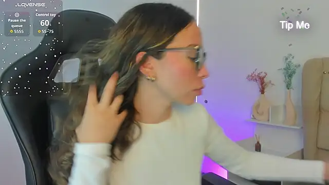 Snapshot of LuluuBerry chatting on 24, 11, 2025 LuluuBerry online show from 24, 11, 2025