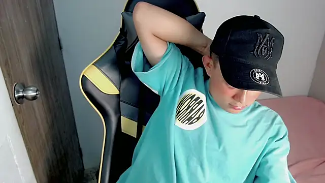 Snapshot of Tatann_18 chatting on 12, 11, 2025 Tatann 18 online show from 12, 11, 2025