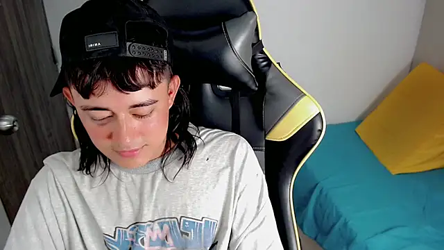 Snapshot of Tatann_18 chatting on 14, 11, 2025 Tatann 18 online show from 14, 11, 2025