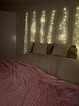 Snapshot of LillieMaee chatting on 18, 3, 2026 LillieMaee online show from 18, 3, 2026