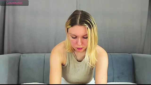 Snapshot of Monisees chatting on 14, 11, 2025 Monisees online show from 14, 11, 2025