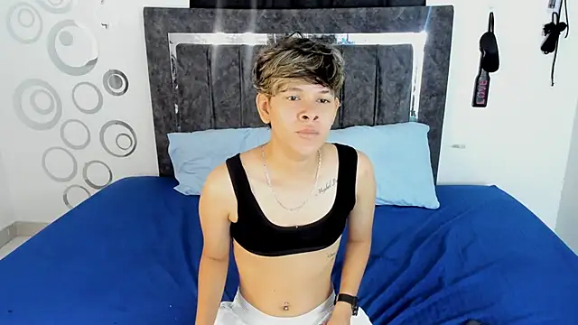 Snapshot of Lily_and_Lina chatting on 22, 11, 2025 Lily and Lina online show from 22, 11, 2025