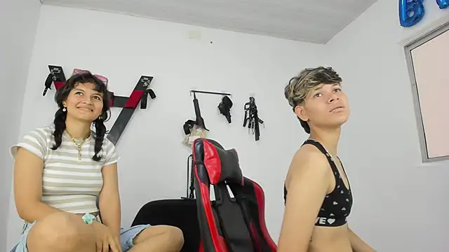 Snapshot of Lily_and_Lina chatting on 27, 11, 2025 Lily and Lina online show from 27, 11, 2025