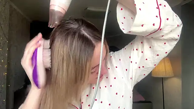 Snapshot of Emily_lyy chatting on 24, 11, 2025 Emily lyy online show from 24, 11, 2025