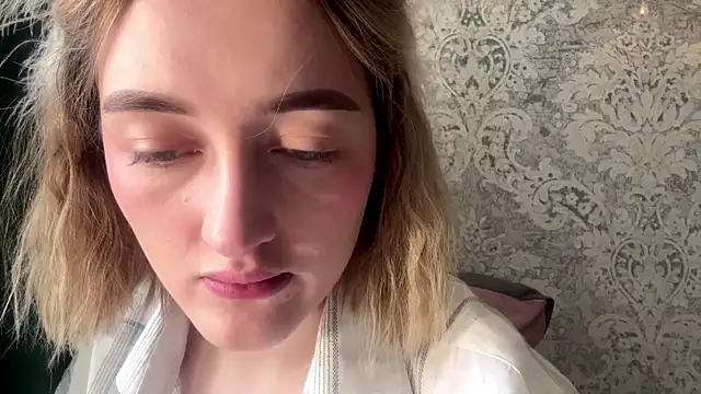 Snapshot of Emily_lyy chatting on 29, 11, 2025 Emily lyy online show from 29, 11, 2025