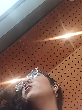 Melinerd online show from 8, 4, 2026