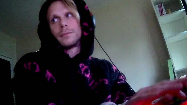 Snapshot of TheMaxDamage chatting on 18, 11, 2025 TheMaxDamage online show from 18, 11, 2025