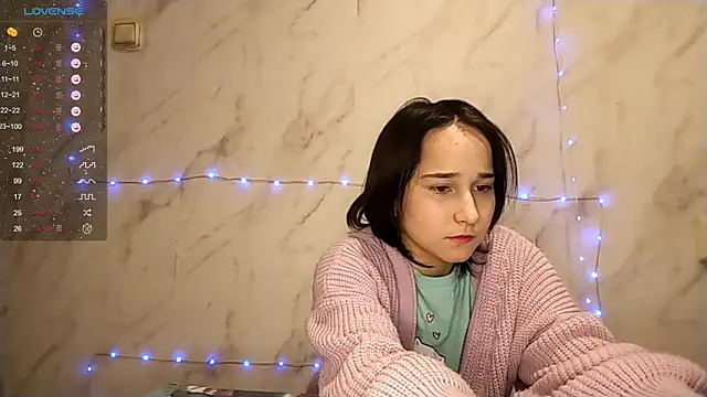 Snapshot of TianaMeiser chatting on 18, 12, 2025 TianaMeiser online show from 18, 12, 2025