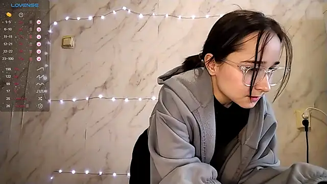 Snapshot of TianaMeiser chatting on 19, 12, 2025 TianaMeiser online show from 19, 12, 2025