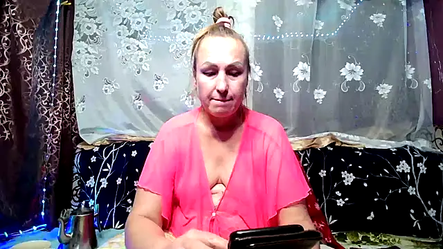 Kissingyouu online show from 5, 12, 2025