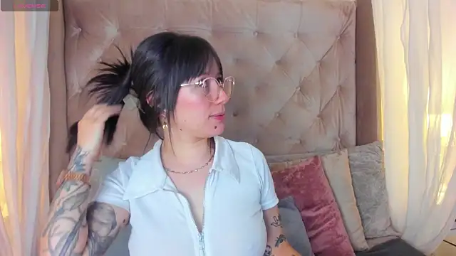 Snapshot of Annie_Petters chatting on 7, 5, 2026 Annie Petters online show from 7, 5, 2026