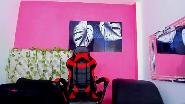 Snapshot of MiaAndTeylor chatting on 20, 11, 2025 MiaAndTeylor online show from 20, 11, 2025