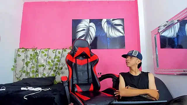 Snapshot of MiaAndTeylor chatting on 21, 11, 2025 MiaAndTeylor online show from 21, 11, 2025