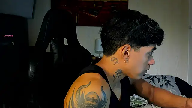 Snapshot of aress_damon chatting on 28, 11, 2025 aress damon online show from 28, 11, 2025