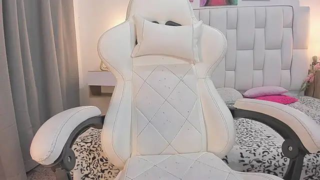 mask red girl online show from 25, 4, 2026