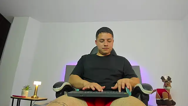 Snapshot of bry_hill chatting on 25, 11, 2025 bry hill online show from 25, 11, 2025