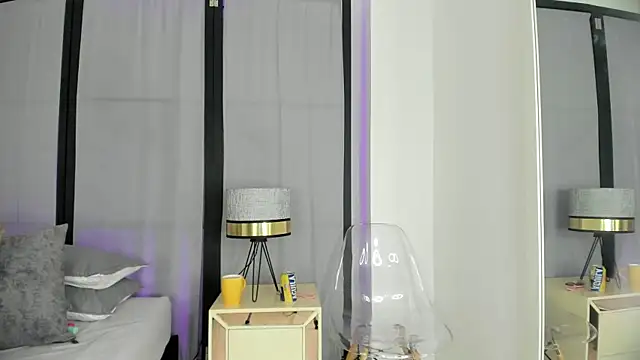 niicole steele  online show from 25, 4, 2026