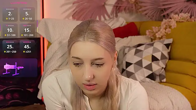 Snapshot of Moonliora chatting on 5, 3, 2026 Moonliora online show from 5, 3, 2026