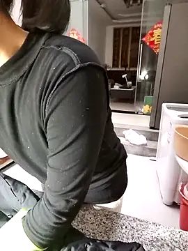 Snapshot of mimi2052 chatting on 18, 12, 2025 mimi2052 online show from 18, 12, 2025