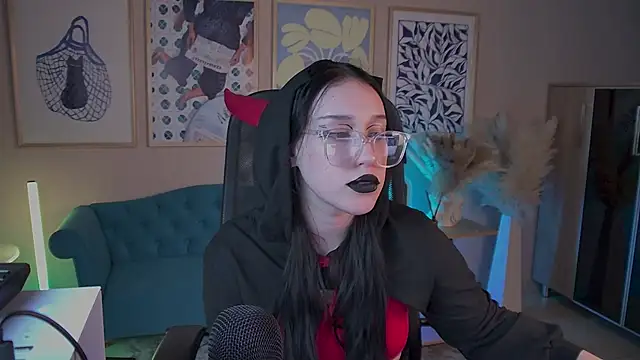 Snapshot of VivianMalone chatting on 3, 12, 2025 VivianMalone online show from 3, 12, 2025