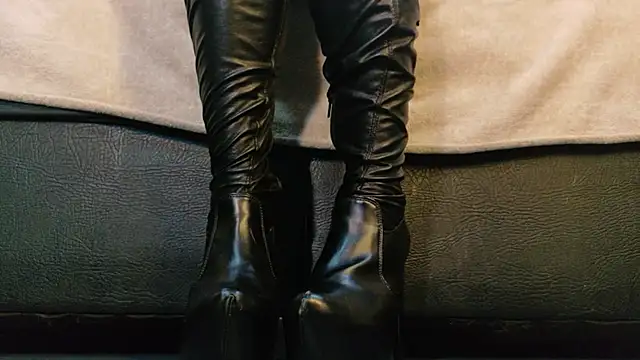 MilaDeRoux online show from 11, 2, 2026