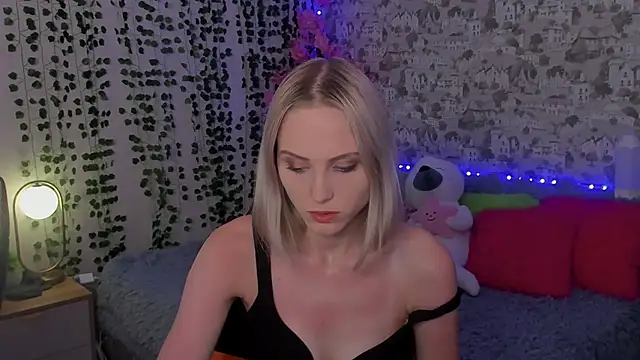 Snapshot of Gina_Gina_love chatting on 8, 7, 2026 Gina Gina love online show from 8, 7, 2026