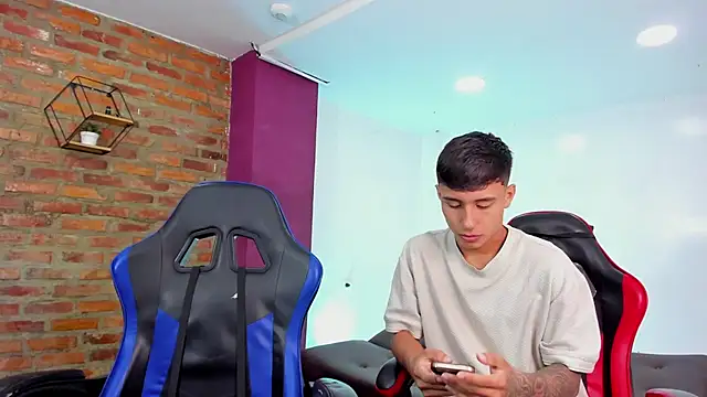 HotThreesoome online show from 14, 4, 2026