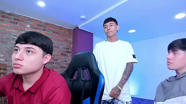 HotThreesoome online show from 17, 4, 2026