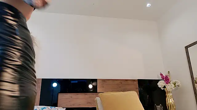 LucyHanks online show from 4, 3, 2026