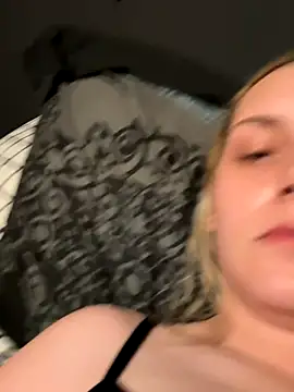 Snapshot of hotmom026 chatting on 5, 12, 2025 hotmom026 online show from 5, 12, 2025