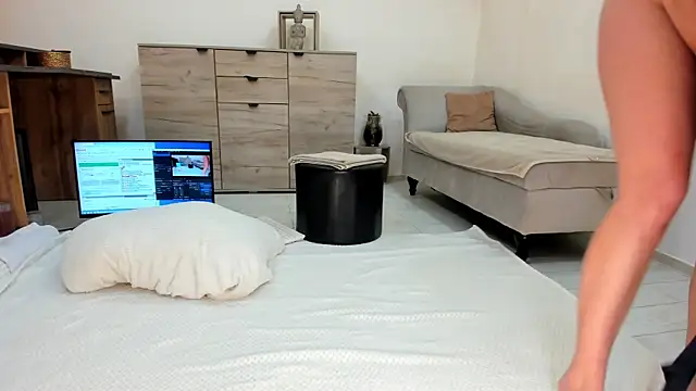 classy medea online show from 21, 4, 2026