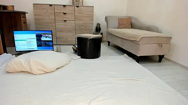 classy medea online show from 21, 4, 2026