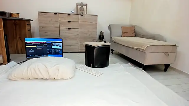 classy medea online show from 23, 4, 2026