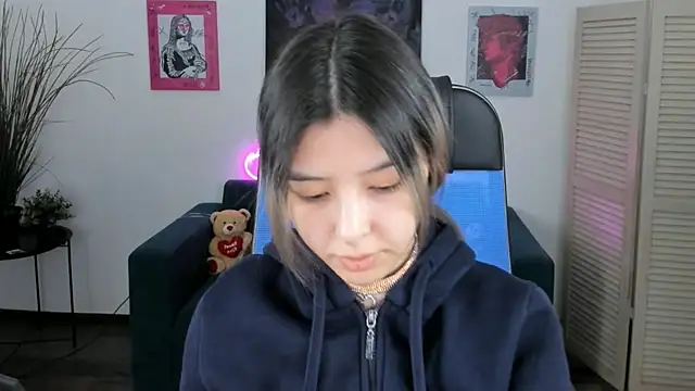 Snapshot of SirenMystiq chatting on 17, 12, 2025 SirenMystiq online show from 17, 12, 2025