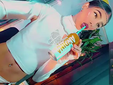 agathaferrer3 online show from 25, 4, 2026