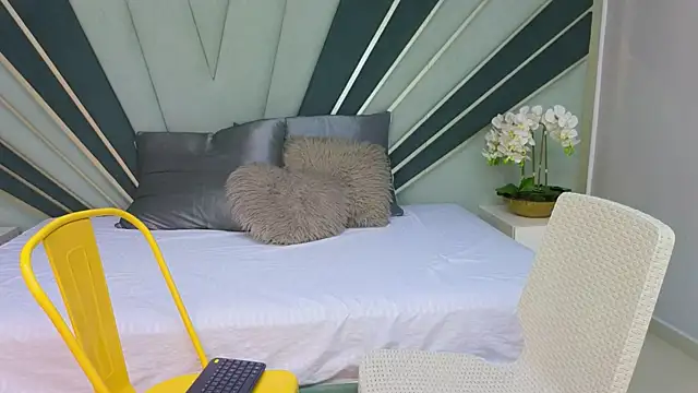 Snapshot of DulceeEsmeralda chatting on 19, 2, 2026 DulceeEsmeralda online show from 19, 2, 2026