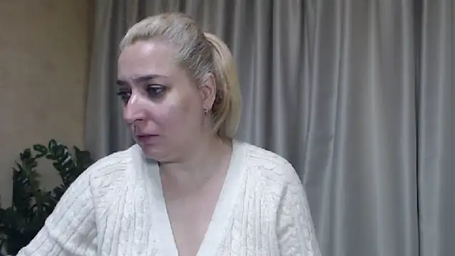 Snapshot of sweetpussy13 chatting on 28, 9, 2025 sweetpussy13 online show from 28, 9, 2025