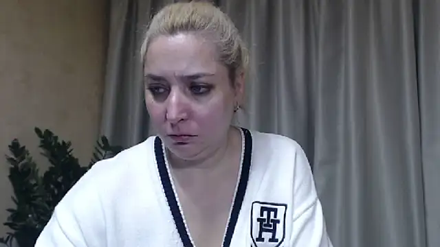 Snapshot of sweetpussy13 chatting on 16, 11, 2025 sweetpussy13 online show from 16, 11, 2025