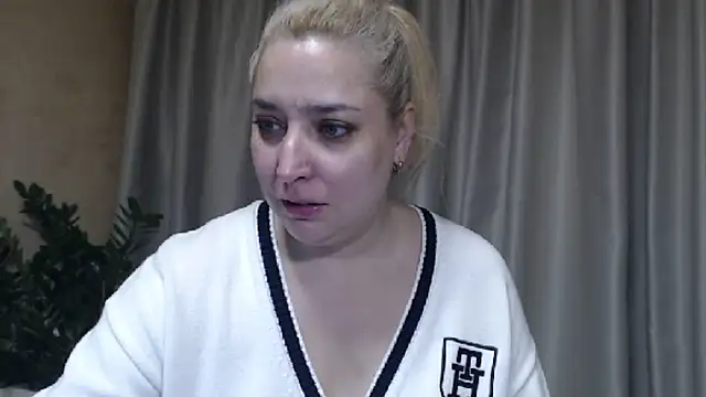 Snapshot of sweetpussy13 chatting on 22, 11, 2025 sweetpussy13 online show from 22, 11, 2025