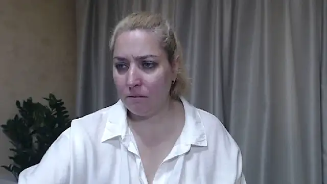 Snapshot of sweetpussy13 chatting on 24, 5, 2026 sweetpussy13 online show from 24, 5, 2026