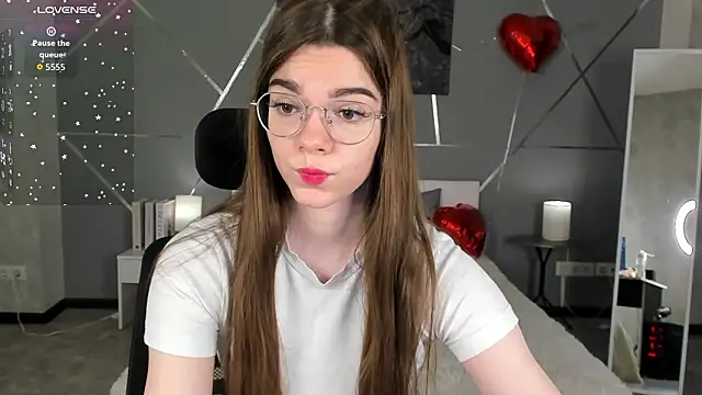 miss  evelyne online show from 10, 3, 2026