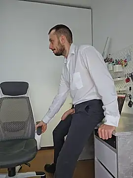 Lovebackground online show from 5, 12, 2025