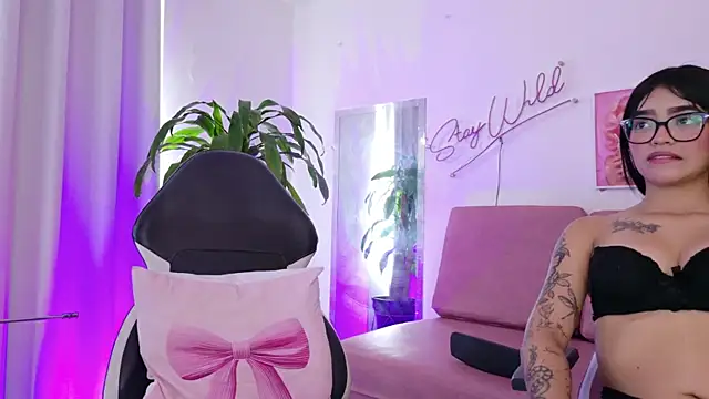 Emmy And Luna online show from 16, 4, 2026