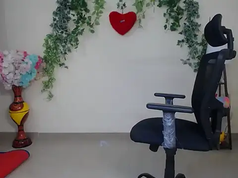Snapshot of Shy_nivi chatting on 28, 4, 2026 Shy nivi online show from 28, 4, 2026